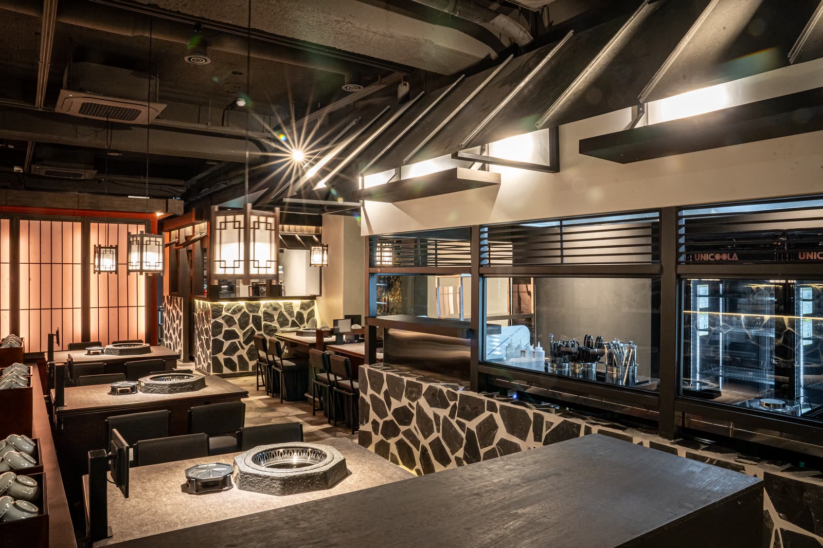 숯불 테이블이 줄지어 놓인 넓은 홀과 천장의 환기 후드 — 명동 Myeongdong Korean BBQ 2층